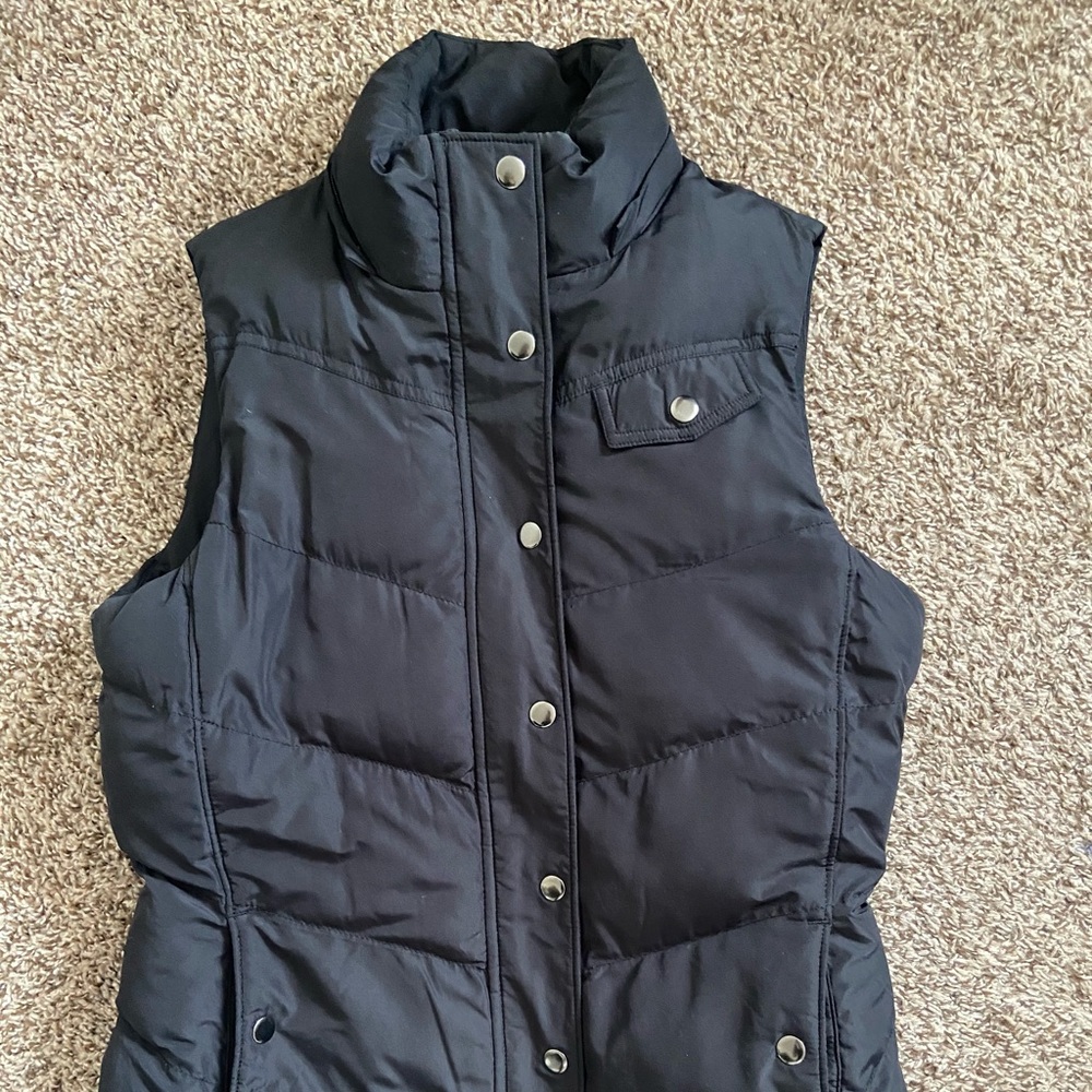 Banana Republic Puffer Vest - Picture 5 of 7
